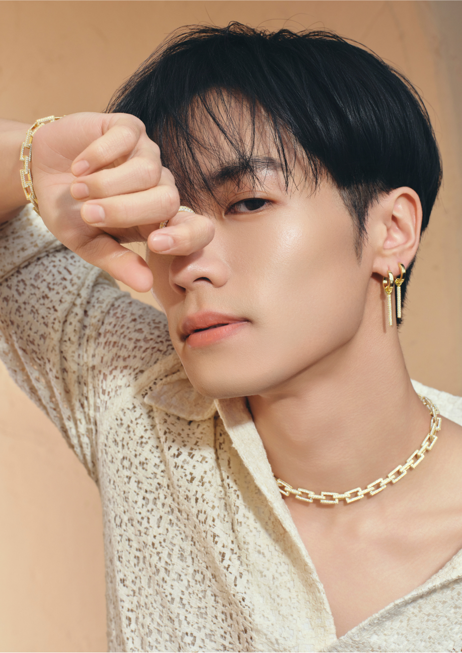 ゴールド素材のアクセサリーを身に着けた男性