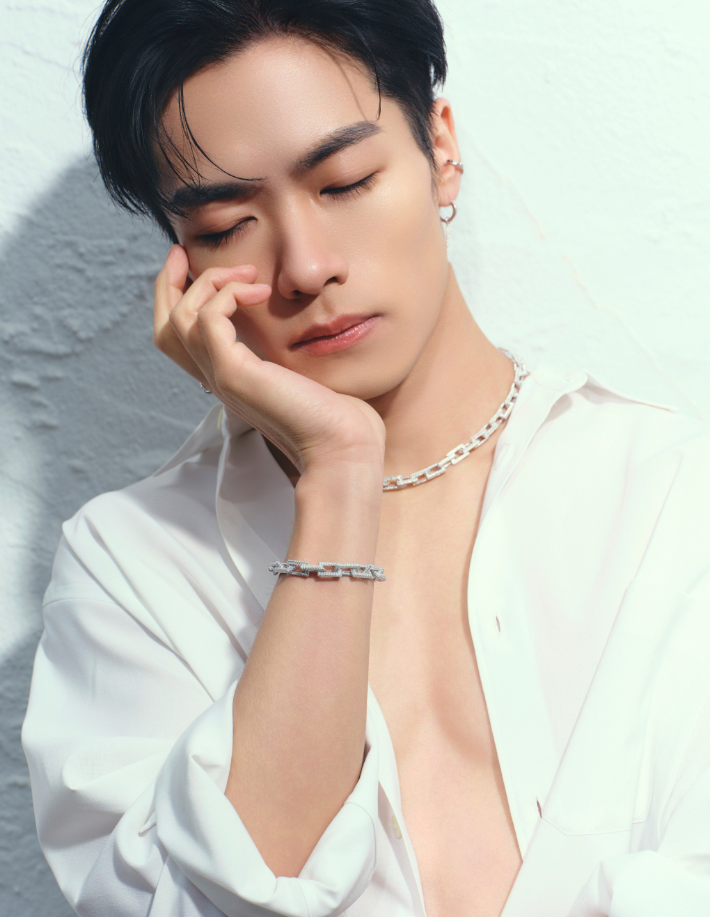 アクセサリーを身に着けた男性